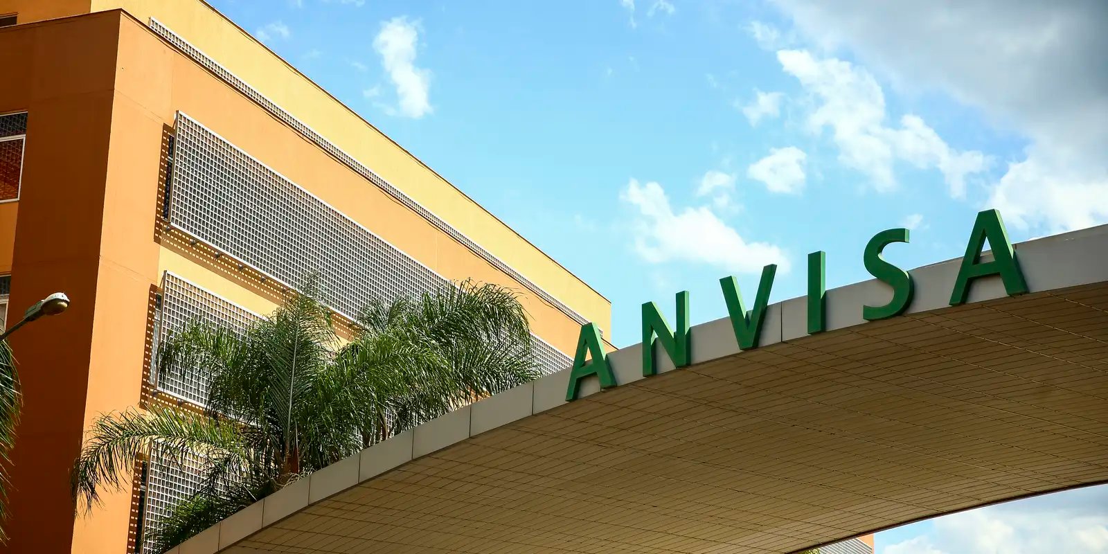 anvisa-proibe-comercializacao-de-perfume-e-maquiagem-capilar