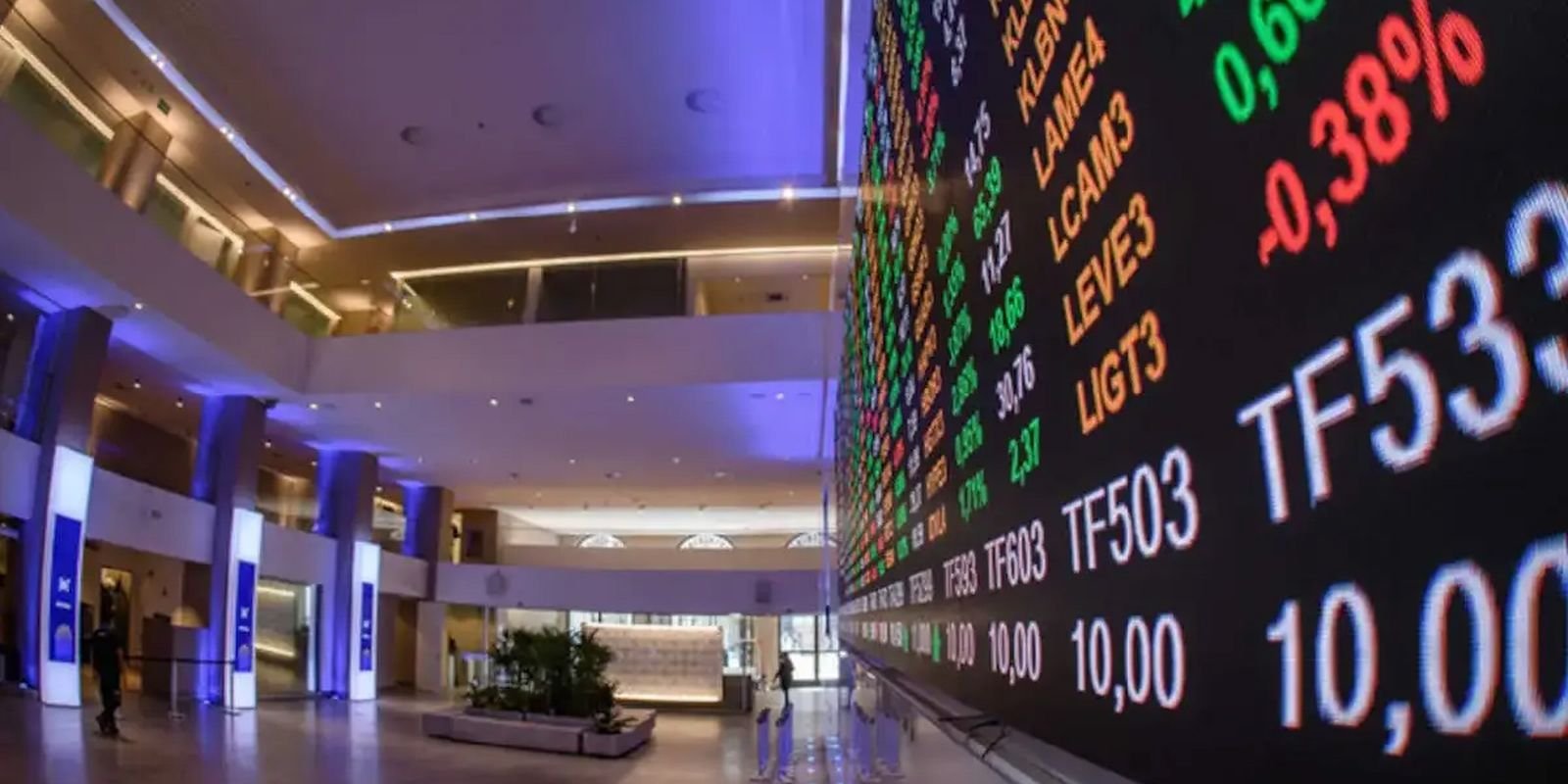 bolsa-atinge-menor-nivel-desde-janeiro-com-exterior-e-tensao-politica