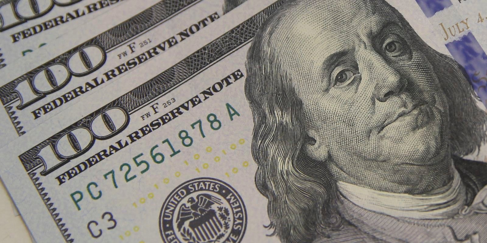 dolar-cai-a-r$-5,08-e-atinge-menor-valor-em-um-mes