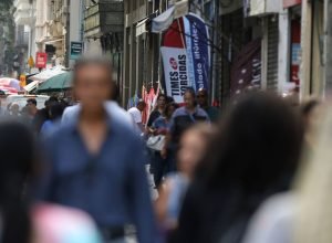 taxa-de-desemprego-de-pretos-e-55%-maior-que-a-de-brancos,-revela-ibge