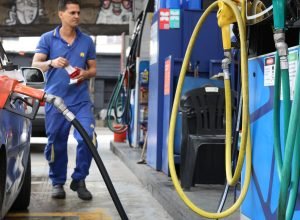 vendas-no-comercio-recuam-1,5%-em-abril,-impactadas-por-combustiveis